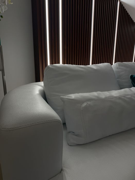 Sofá de sala com conjunto de almofadas