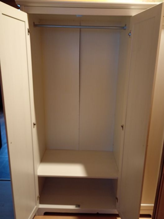 Biała szafa trzydrzwiowa z lustrem Ikea