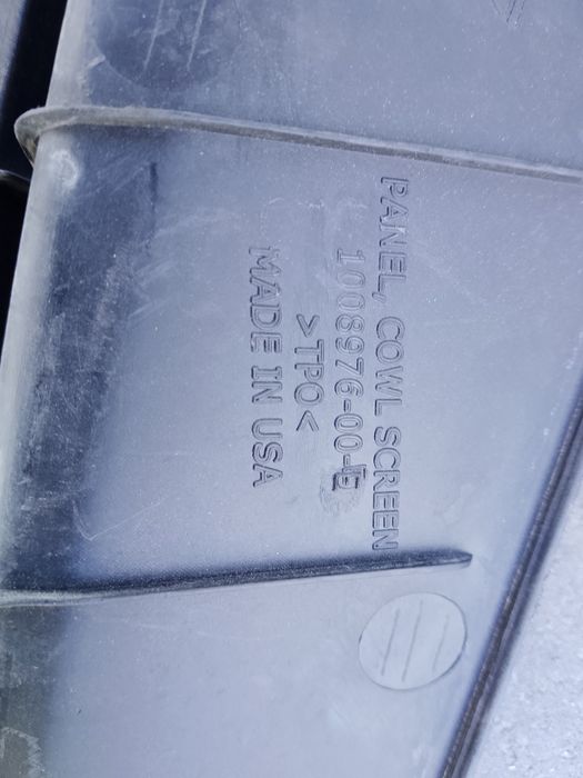 Жабо Пластік під лобове скло Tesla S 2012-2016 1008976-00-c