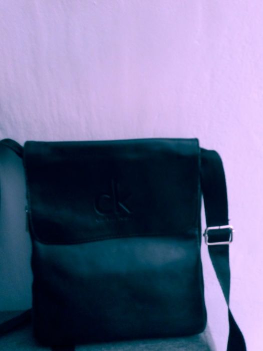 Torebka listonoszka czsrna dlugie ucho Calvin Klaine