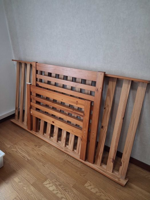Cama de solteiro madeira maciça otimo estado.