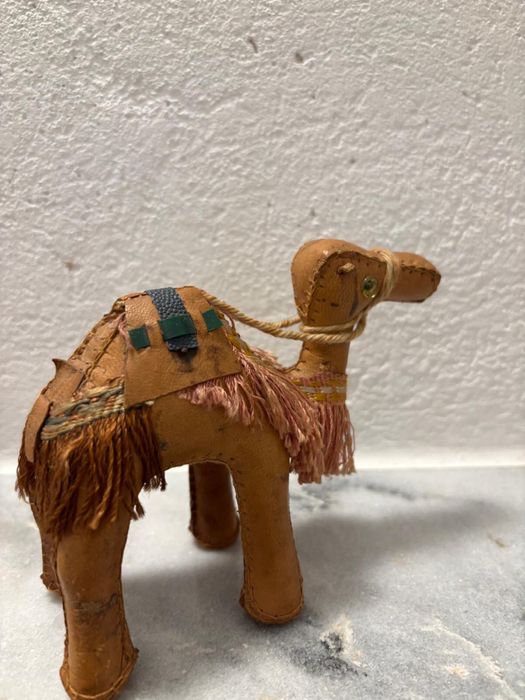Kolekcjonerska figurka wielbłąd ze skóry retro
