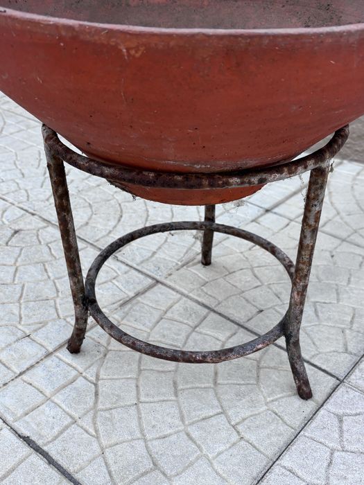 Vaso com estrutura de ferro antigo