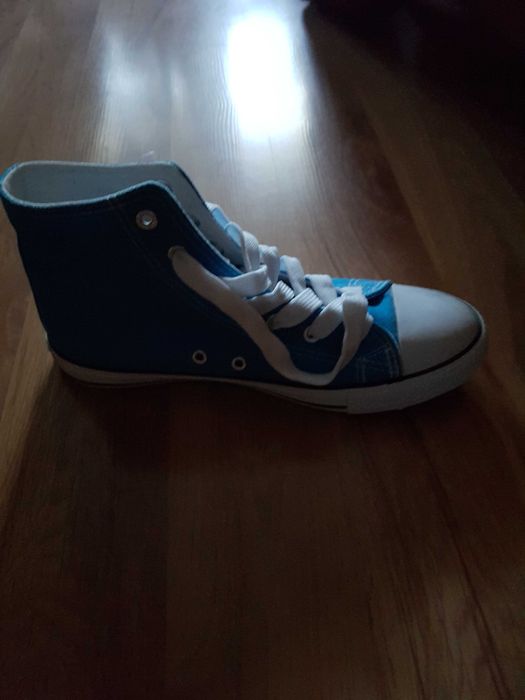 Nowe trampki damskie.