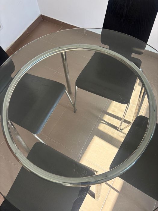 Vende -se mesa com 4 cadeira