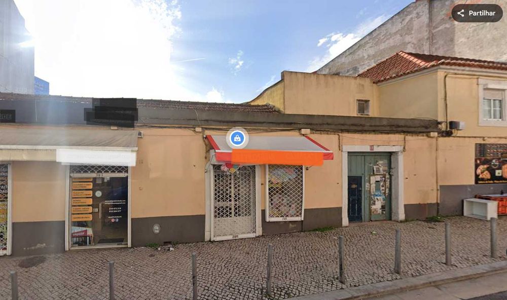 Vila com 5 casas de habitação e 4 lojas comerciais localizada na rua principal de Camarate