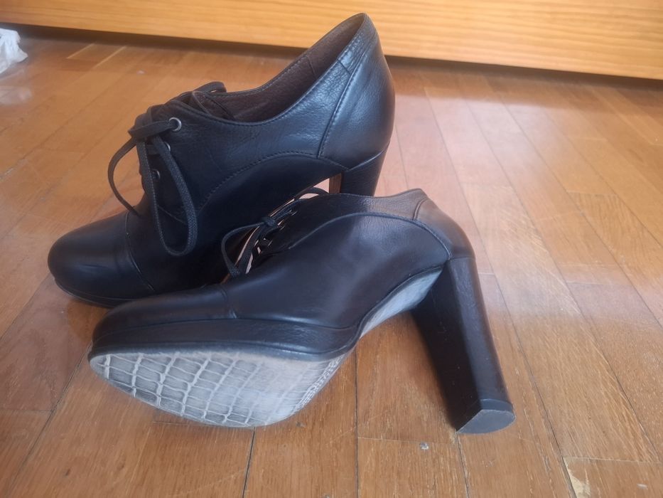 Sapatos / Botins  em Pele com Atacadores (Tamanho 39) – Excelentes