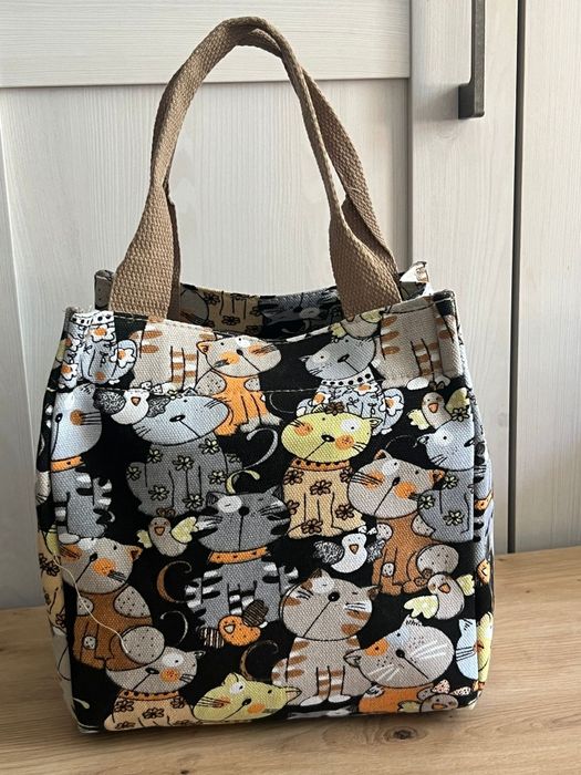 Torba termiczna z motywem kotów – stylowa i praktyczna na co dzień!