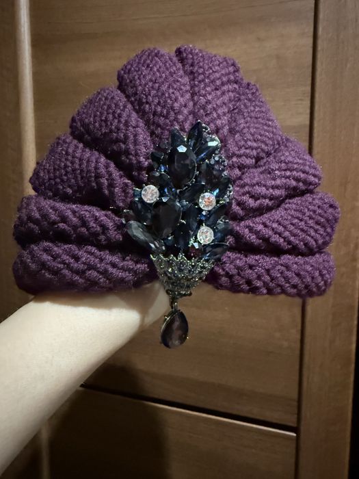 Шапка ручної роботи з камінням