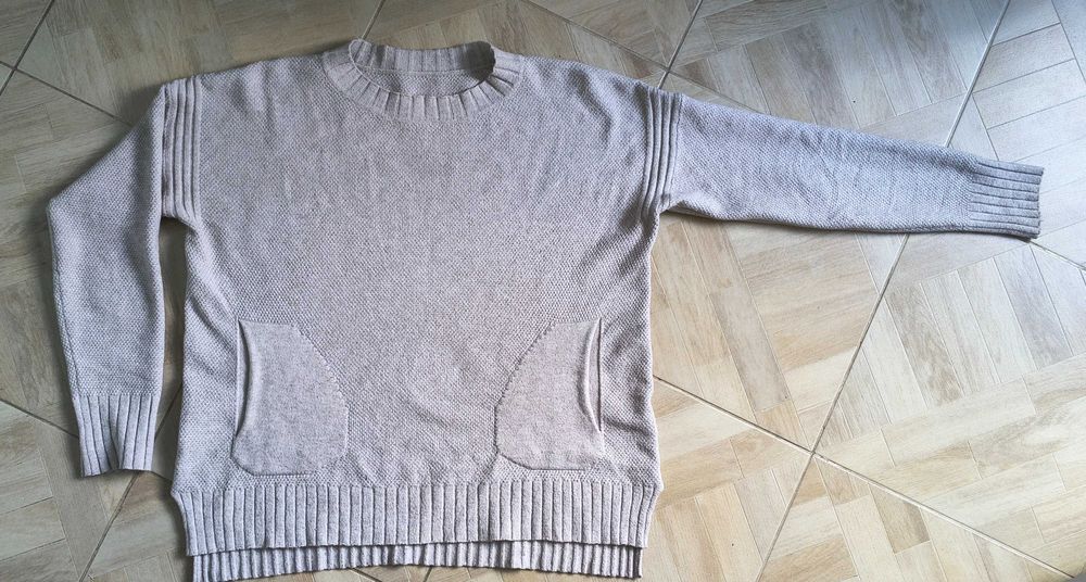 Swetr z kieszeniami  r.m