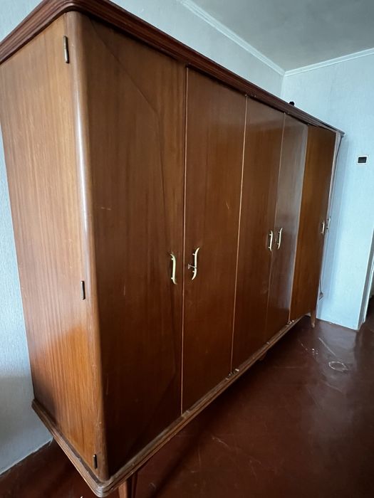 Продам спальный гарнитур красное дерево. Есть торг.