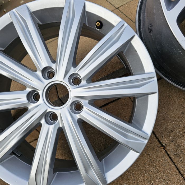 Felga 17cali 5x112 6.5j et52 oryginal Vw Touran 5TA Ładna