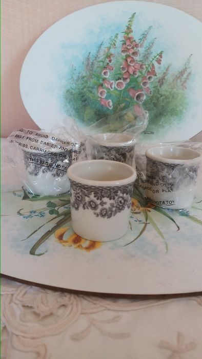 Продам абсолютно новые, фарфоровые подставки для яйиц от Spode