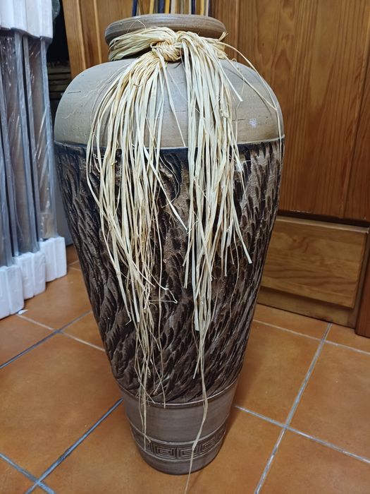 Vaso ornamental com 70 cm de altura e 30 cm de largura