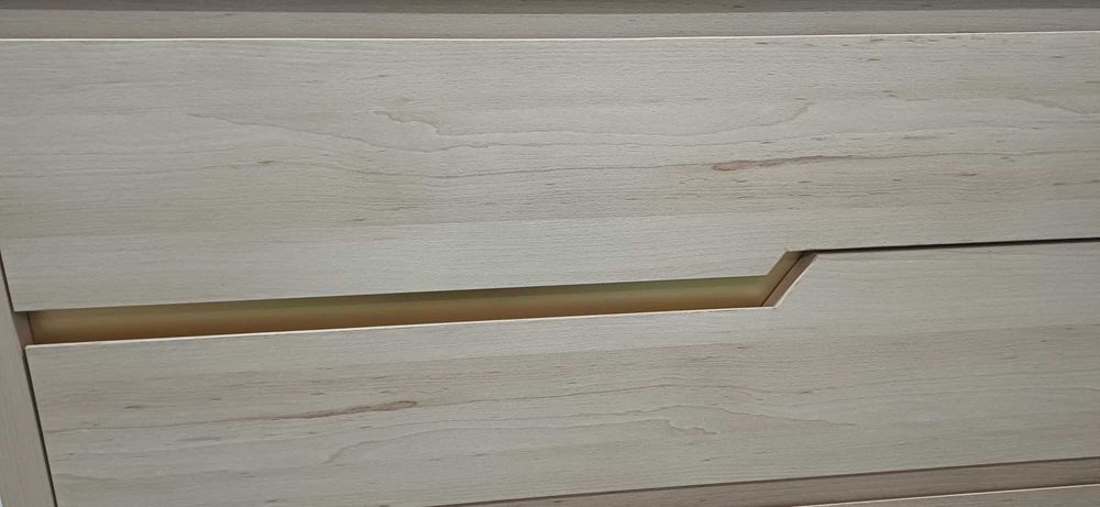 Cómoda com pormenor dourado