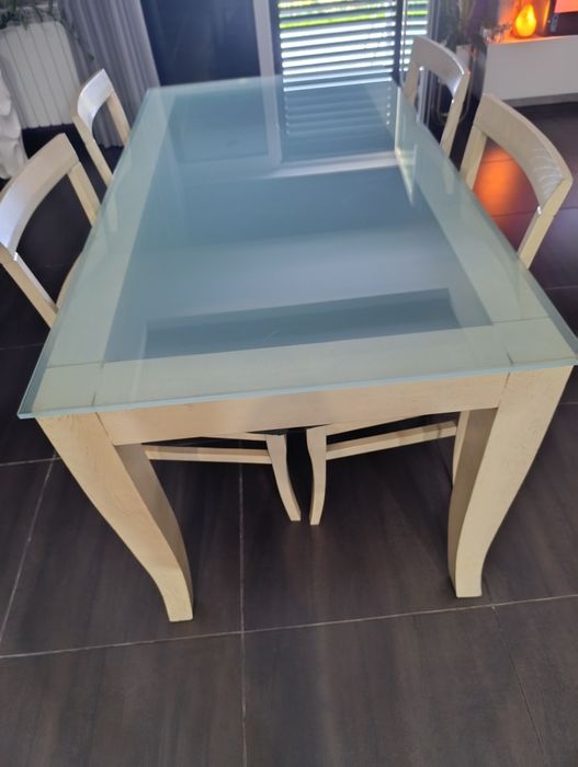 Para venda mesa e cadeiras ótimo estado