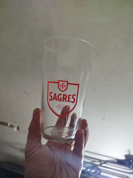 Vários copos e canecas de vidro