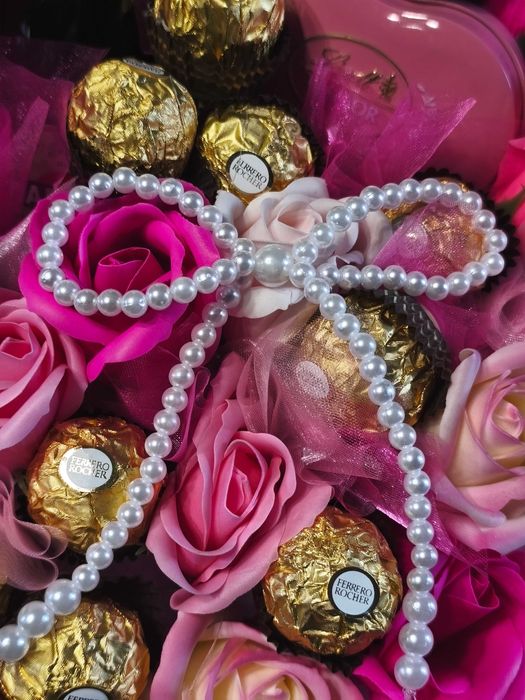Prezent na 18 urodziny dla dziewczyny | Flower Box | Ferrero Rocher