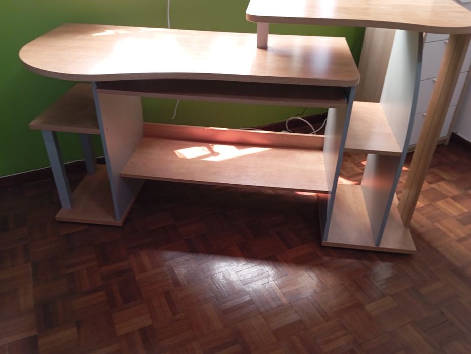 Secretária com arrumação