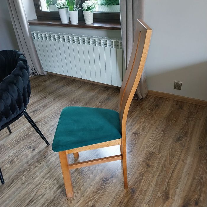 Krzesła drewniane-butelkowa zieleń.