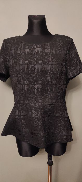 Elegancka czarna bluzka o ciekawej fakturze materiału  Betty Jackson