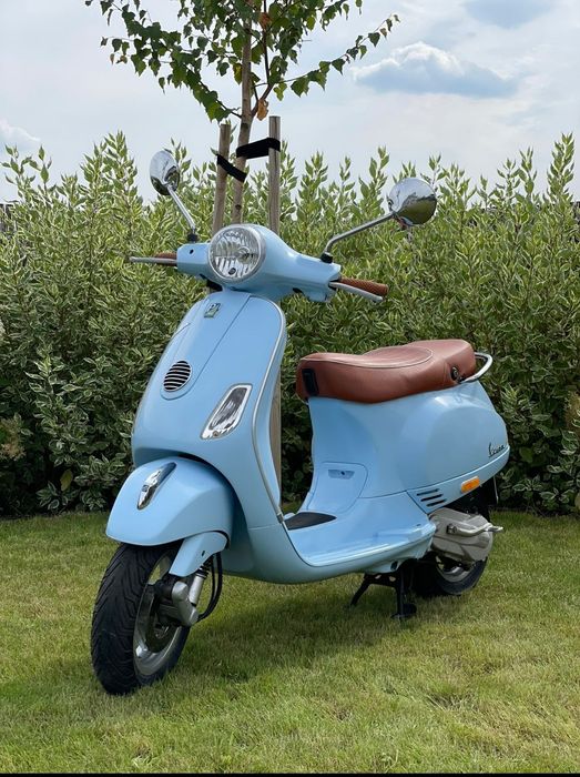 Vespa LX 50 Piaggio błękitna w stylu retro