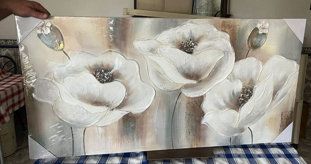 Tela de flores com brilhantes salientes pintada com textura