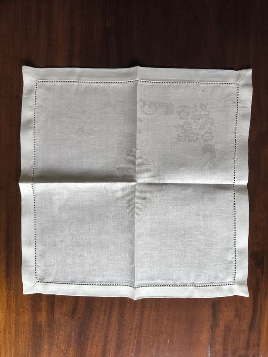 Toalha de mesa (240x140) 100% linho com 12 guardanapos.