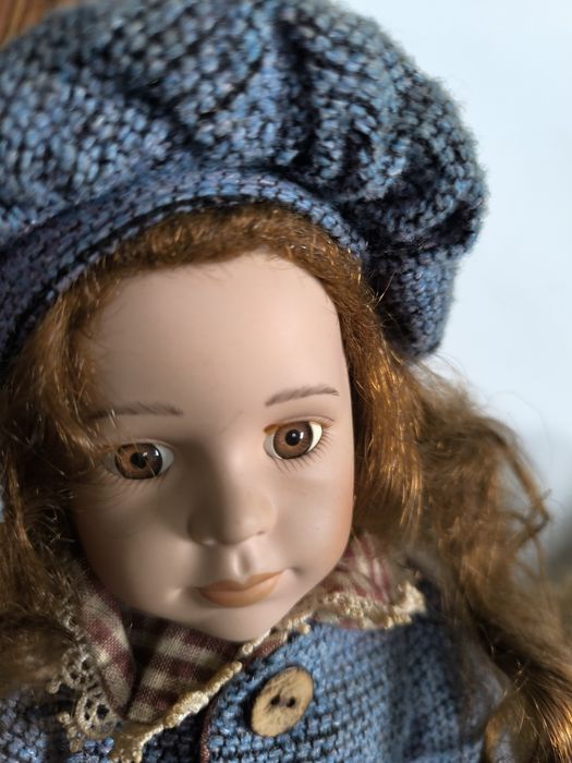 Bonecas antigas com 40 cm, com cara e mãos de porcelana, com suporte