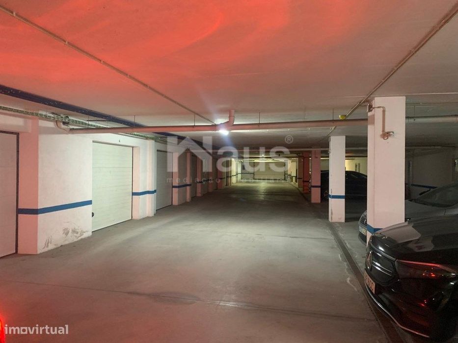 Garagem inserida em cave