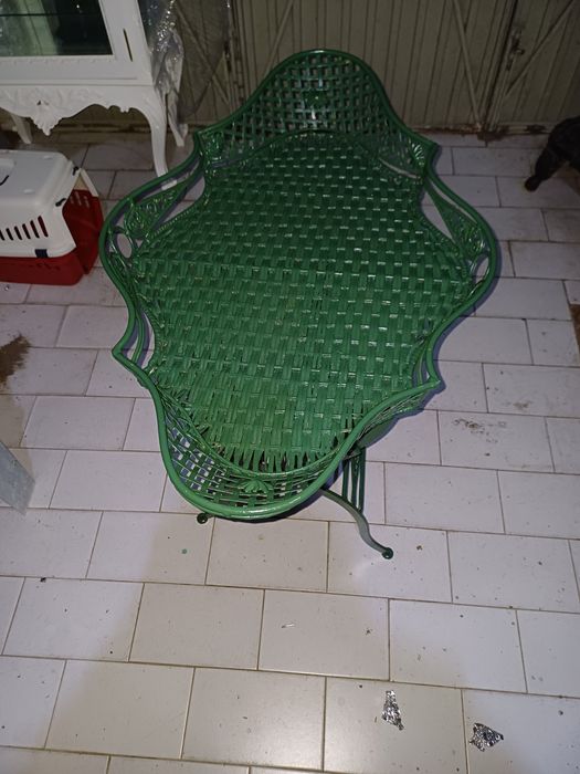 Mesa de chá em ferro e palhinha