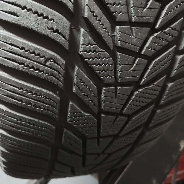 245/45/19 XL Sprzedam parę opon zimowych Hankook