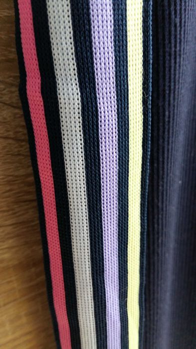 Sukienka z odkrytymi ramionami