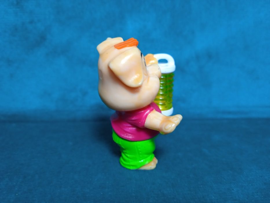 Фигурка киндер из коллекции свинки 2000 г