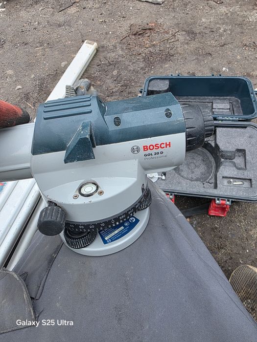 Sprzedam niwelator komplet z stojakiem .