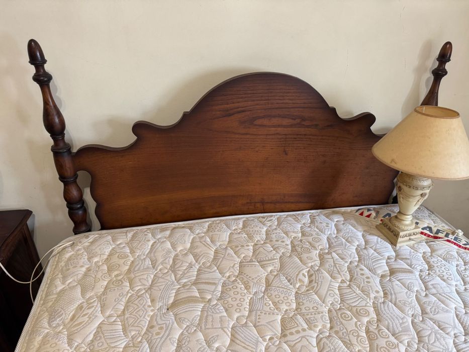 Cama, roupeiro, cómoda e mesinha cabeçeira