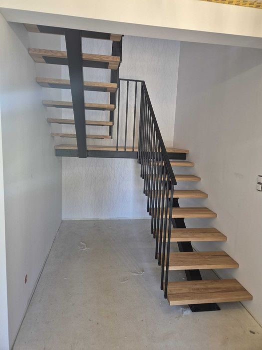 Schody na konstrukcji metalowej