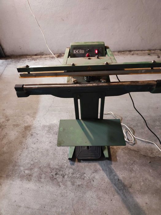 Máquina de selagem de sacos, com pedal de alta potência a funcionar