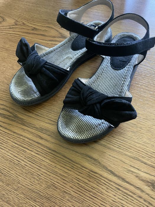 Czarne sandałki dla dziewczynki