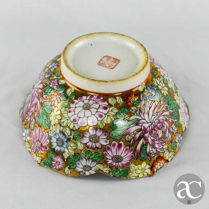 Taça China, “Mille Fleurs”, bordo flor de lótus recortado, circa 1960