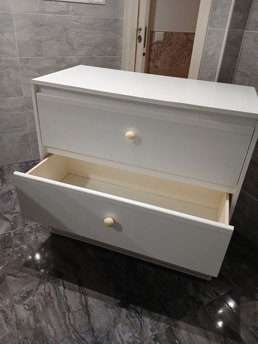 Cómoda branca com gavetas