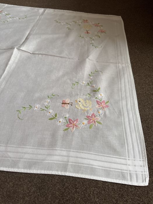 Obrus ręcznie haftowany  wiosenny do kolekcji