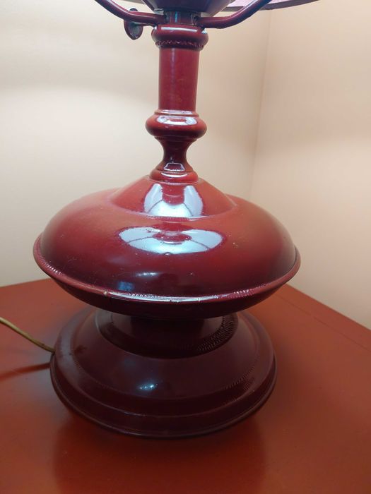 Candeeiro de mesa clássico com cúpula em vidro opalino vintage