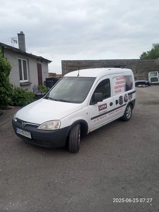 Cały na części Opel combo c 1.3 CDTI zdrowy zero rdzy ćwiartki drzwi maska przód drzwi