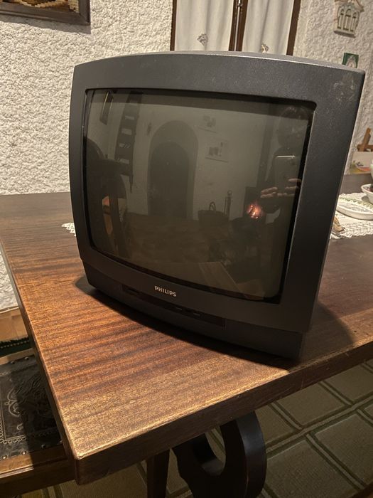 Televisor vintage Philips com comando a funcionar64564393011459122