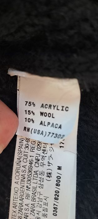 Vestido preto em malha com la e alpaca, confortável e quentinho, com m