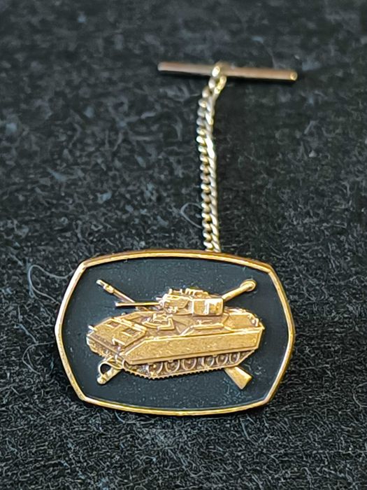 Emblema em latão militar  representativo de um curso de carros de combate