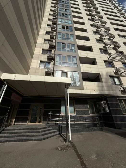Мстислава Скрипника вул., 40. Продам офіс зі своїм окремим входом. Терміново!