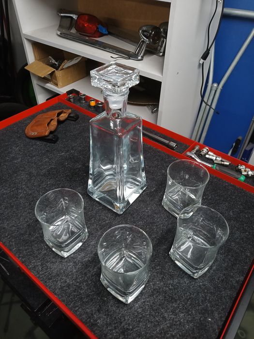 Karafka nowa + 4 szklanki