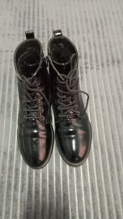 Продам Боты отличное состояние,натуральная кожа лак,р 39 цена 800